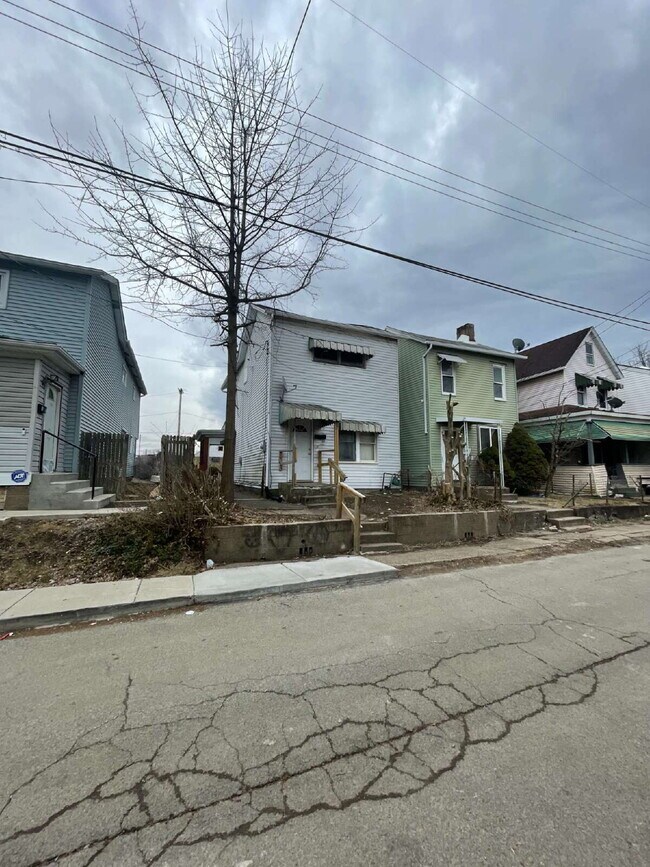 Building Photo - Spacious 3 bedroom with Off street parking!