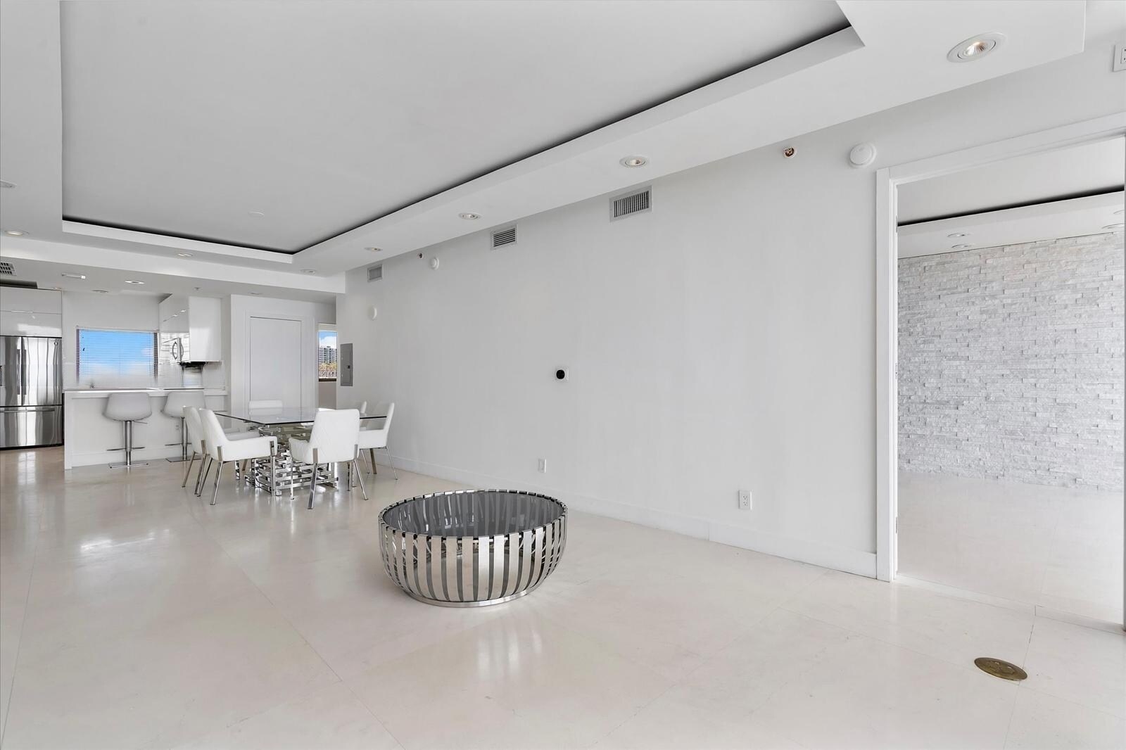 Building Photo - 601 NE 36th St