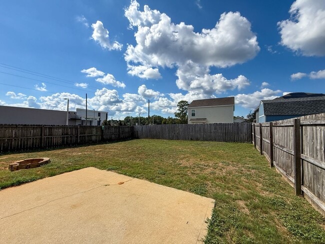 Building Photo - 4 bedroom, 2.5 bath home centrally located...