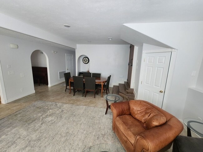 Building Photo - *utilities included* 3 bed 2 bath house in...