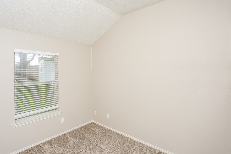 Building Photo - 4910 Green Hollow Dr