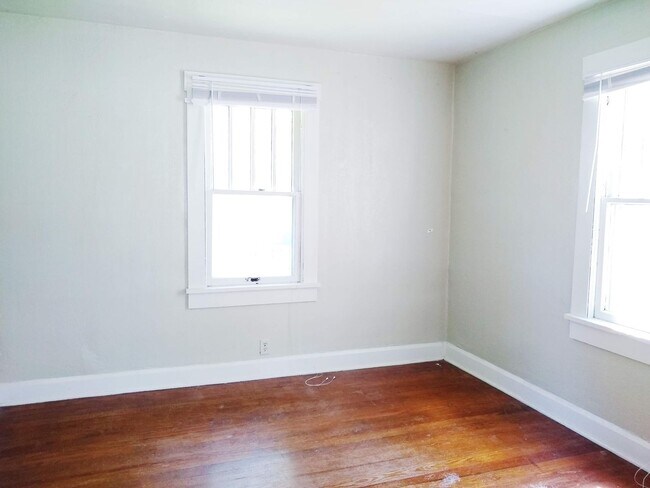 Building Photo - 207 S Clark St