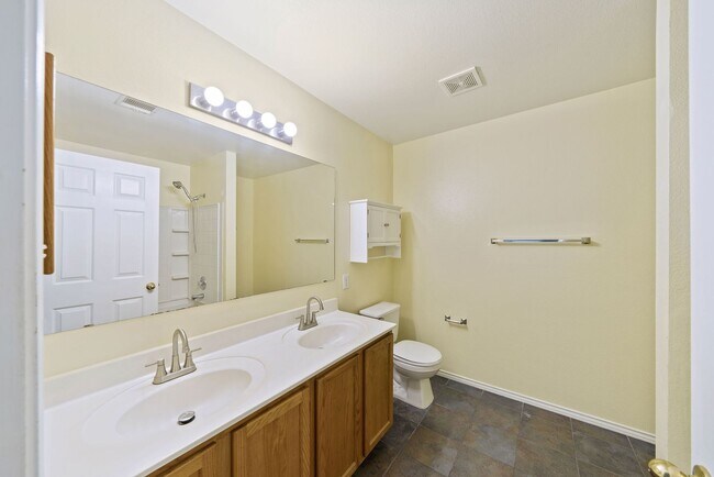 Building Photo - Charming 3-Bedroom Home in Carriage Hills ...