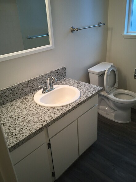 Building Photo - 620 Queen Ave SE