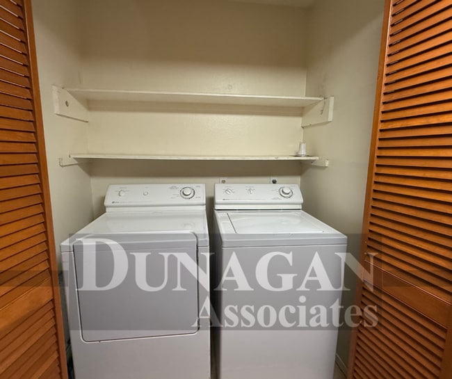Building Photo - 9/4 2:30  PM SCHEDULED SHOWING!!