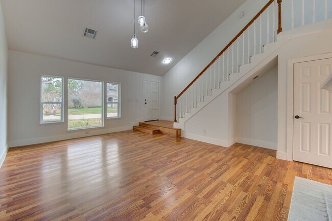 Building Photo - 19403 Lake Hollow Ln