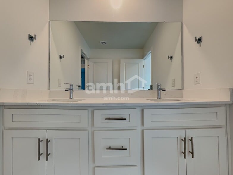 Building Photo - 6466 E Paseo Alga