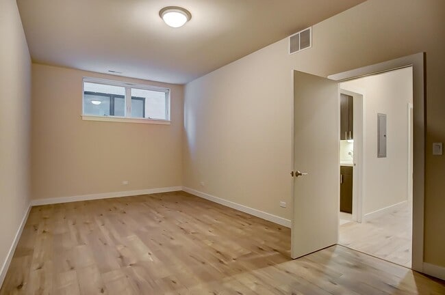 Building Photo - 2538 W Addison St