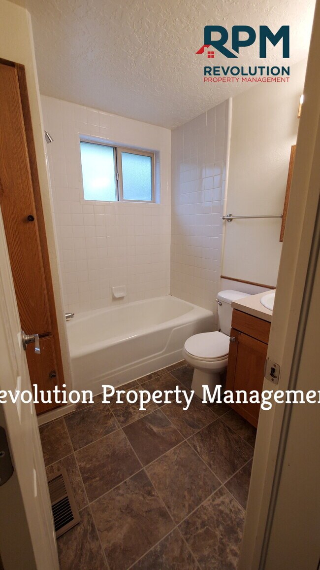 Building Photo - 2 Bedroom Duplex in Lindon
