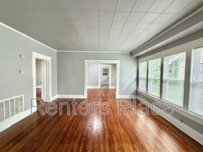 Building Photo - 204 S Birch St