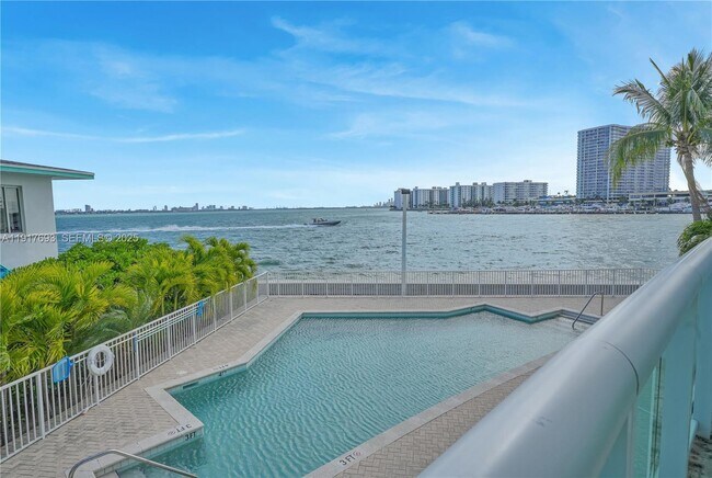 Building Photo - 2000 Bay Dr