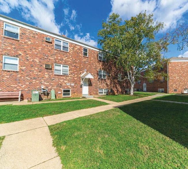 Primary Photo - Colonial Court