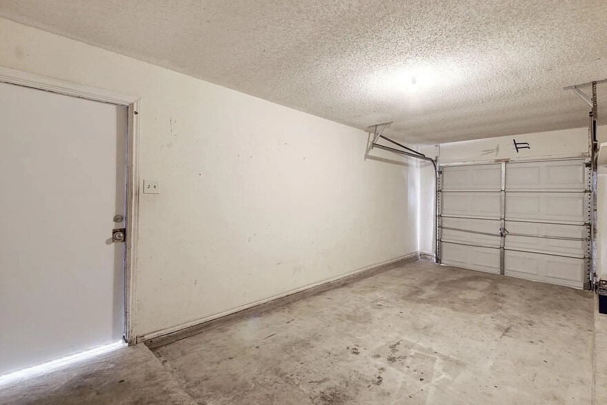 Building Photo - Room in Duplex on Luther Dr