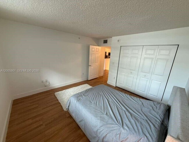 Building Photo - 1155 Brickell Bay Dr