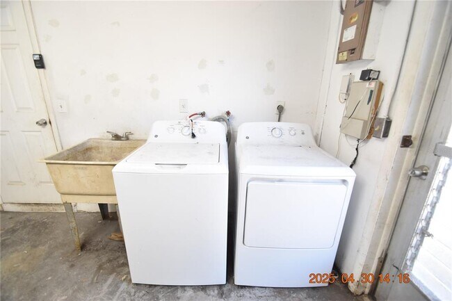 Building Photo - 3221 Topp Dr