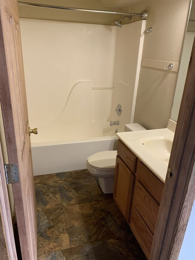 Building Photo - Duplex Available in Forsyth!