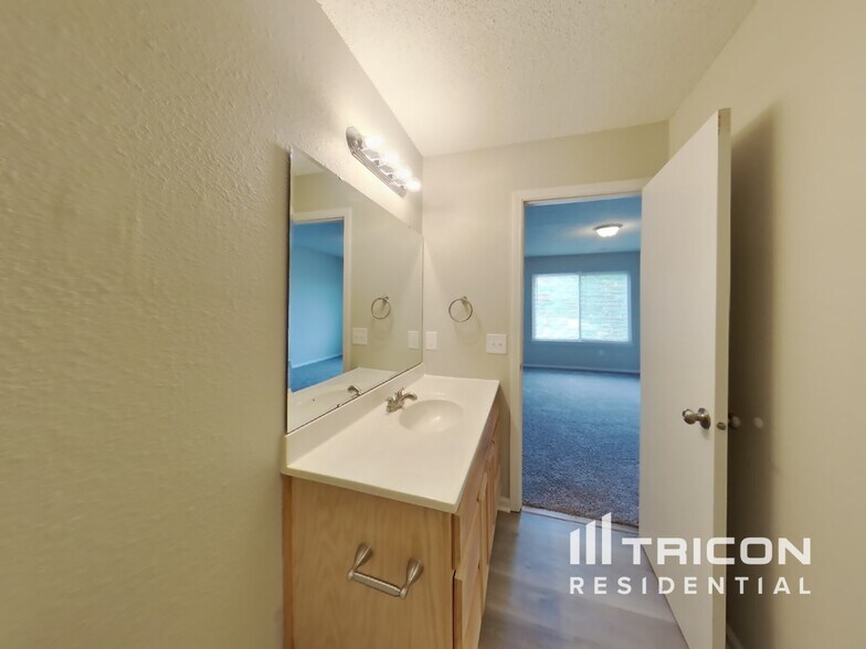 Building Photo - 1401 Thomas Dr