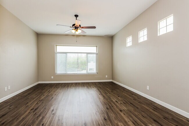 Building Photo - 2102 E Fawn Dr