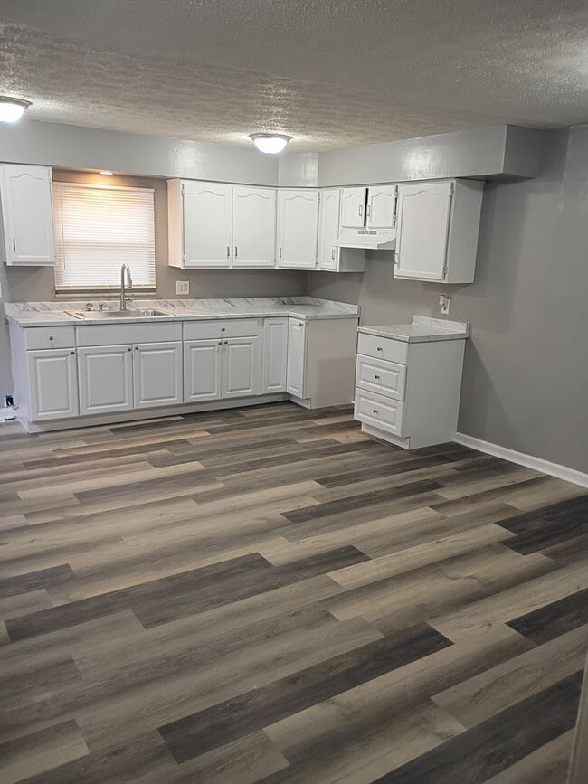 Building Photo - 3 Bed, 1 Bath w/2 bonus rooms - 5 min from Wright-Patt AFB, Cape Cod style in Riverside