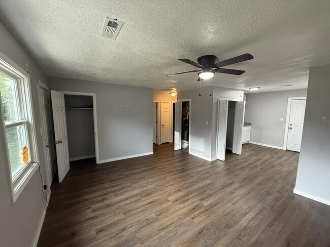 Building Photo - 1021 Mount St