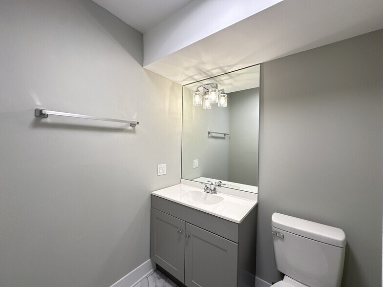 Building Photo - 1220 N La Salle Dr