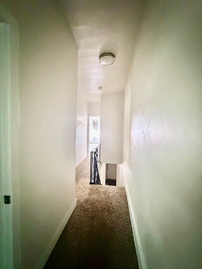 Building Photo - Spacious 3-Bedroom Home with Central A/C, In-Unit Laundry & Pet-Friendly Living