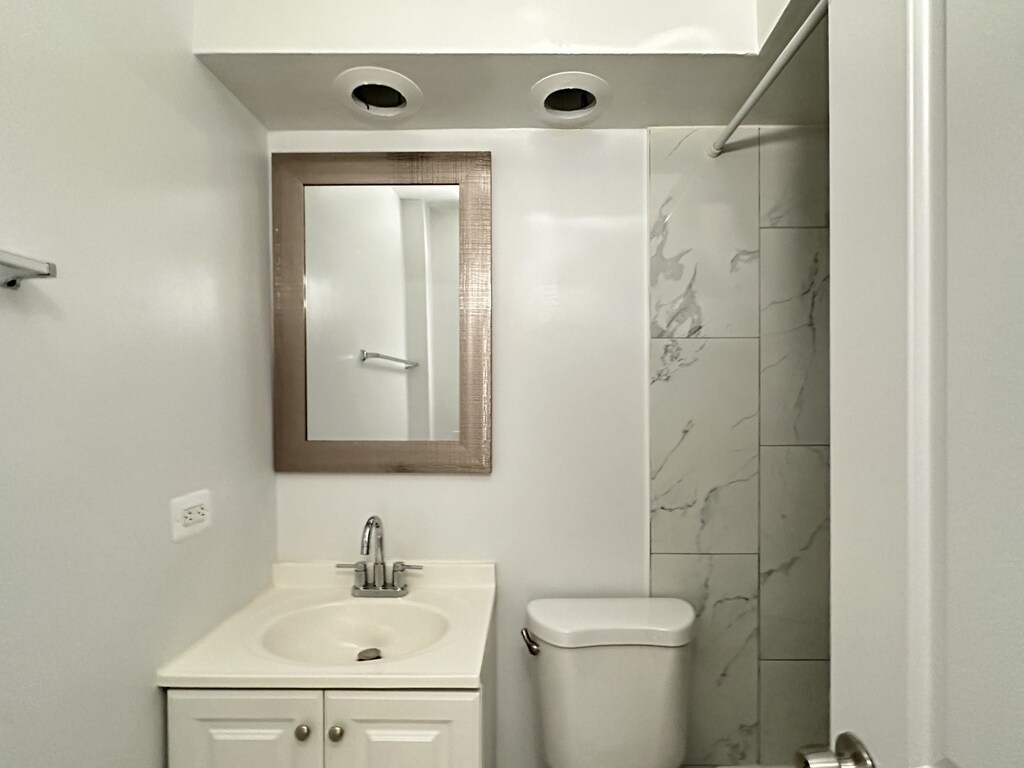 Building Photo - 6830 N Sheridan Rd