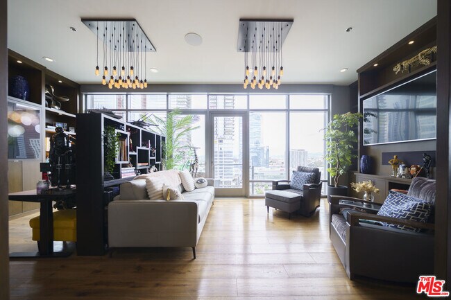 Building Photo - 1100 S Hope St