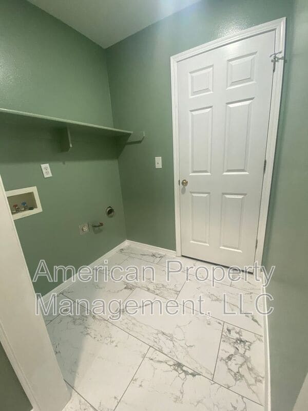 Building Photo - 6318 S Newport Ave