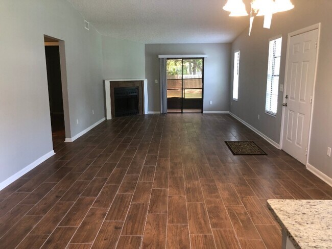 Building Photo - 10101 Lake Oak Cir