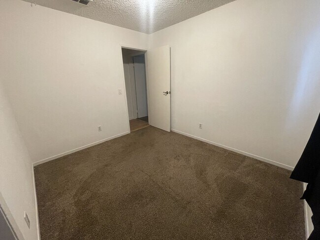 Building Photo - Beautiful 4 bedroom 2 bath Home