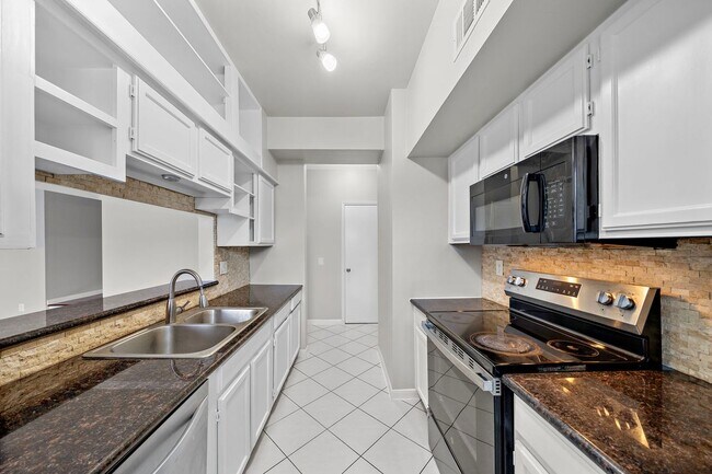 Building Photo - 7396 Regency Square Ct
