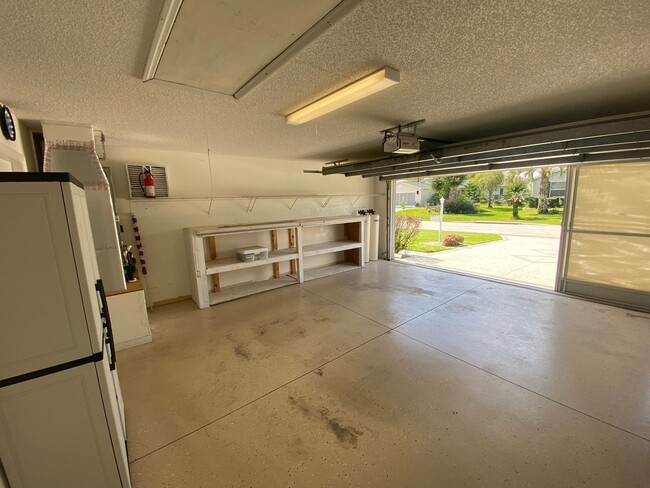 Building Photo - Beautiful Unfurnished, pet friendly home A...