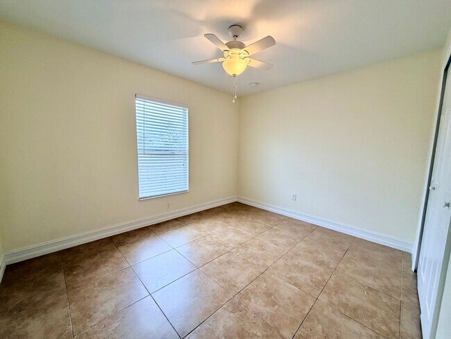 Building Photo - Centrally Located 3 Bedroom 2 Bath 1 Car Garage Duplex- Lawn service and washer and dryer is incl...