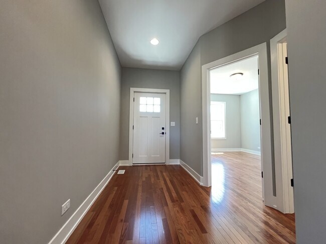 Building Photo - 970 Meadow Ln