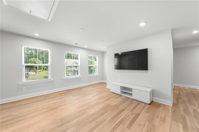 Building Photo - 96 Fairway Dr