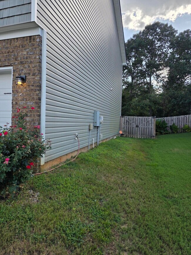Building Photo - 1338 York Dr