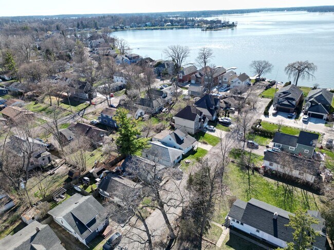 Building Photo - Lake Living at Its Finest in Keego Harbor!