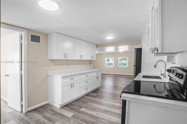 Building Photo - 212 SW 11th St