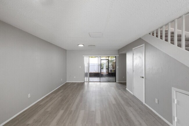 Building Photo - ***CUTE! Largo Townhome NOW *** 2 Bed. 1&1...