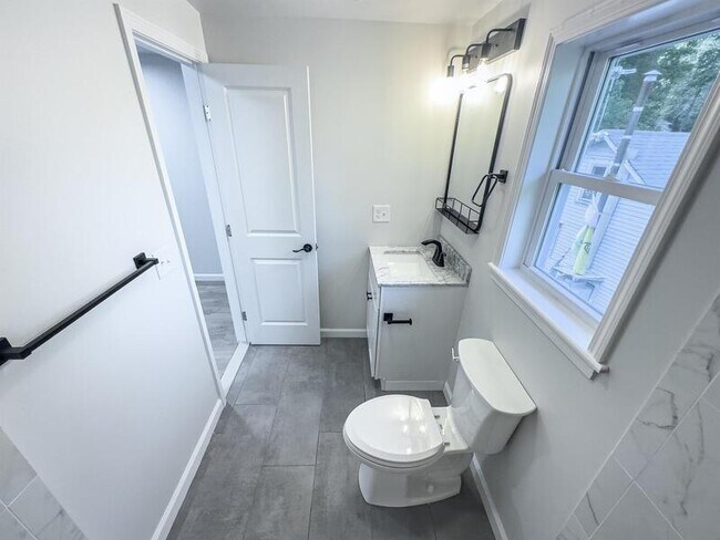 Building Photo - 453 Vineyard Ave