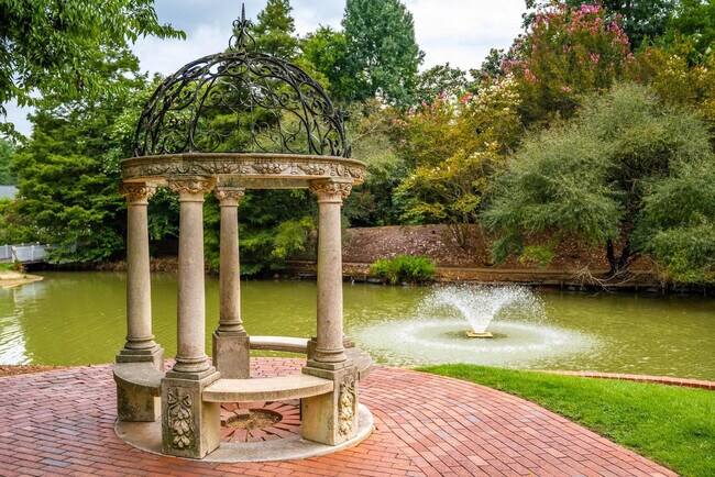 Building Photo - 946 Magnolia St SE