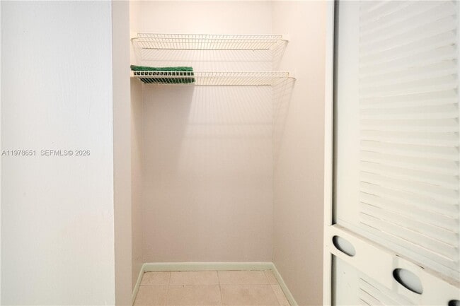 Building Photo - 2683 Lake Haven Rd