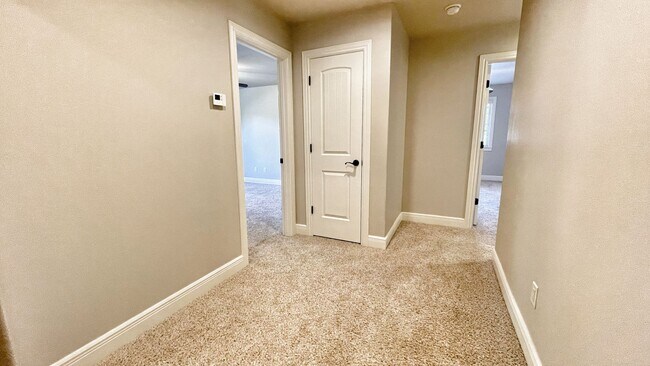 Building Photo - 1501 NE Greenbrier Ct