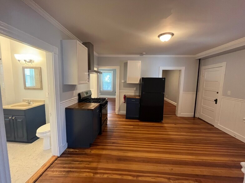 Eat-In Kitchen - 9 Mt Vernon St