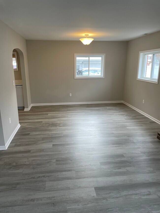 Building Photo - 213 Poplar Ave