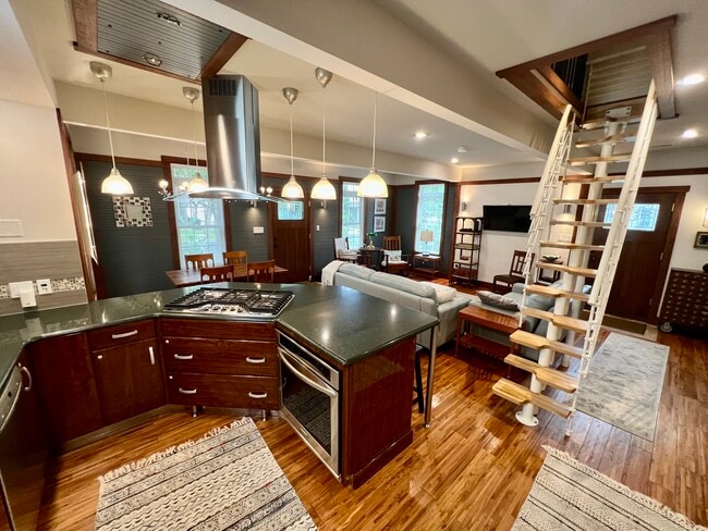 Building Photo - 1003 Court St