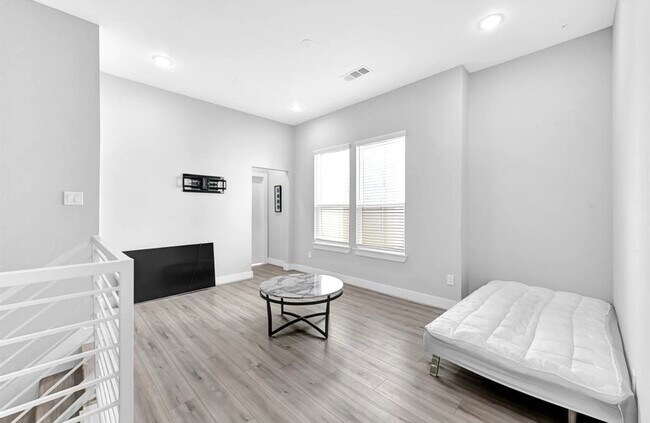 Building Photo - 4215 Hardy St