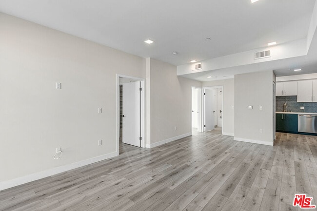 Building Photo - 1111 N Kenmore Ave