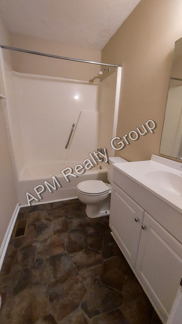 Building Photo - St. Andrews townhouse - 50% off first month!